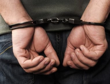 Στην φυλακή οδηγήθηκαν οι γονείς που βίαζαν τα παιδιά τους στην Λέρο